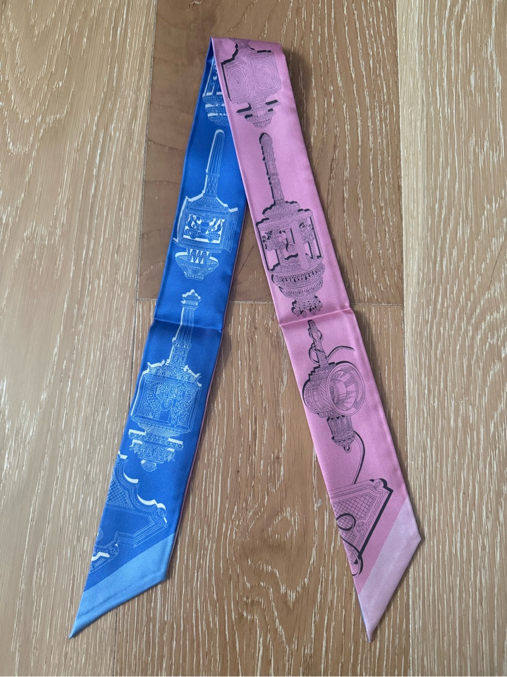 NWOT Hermès "Merveilleuses Lantern" Rose Bon Bon, Indigo Multi Silk Twilly SCARF